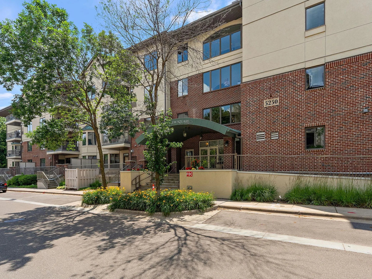 5250 Grandview Square, Edina, MN 55436