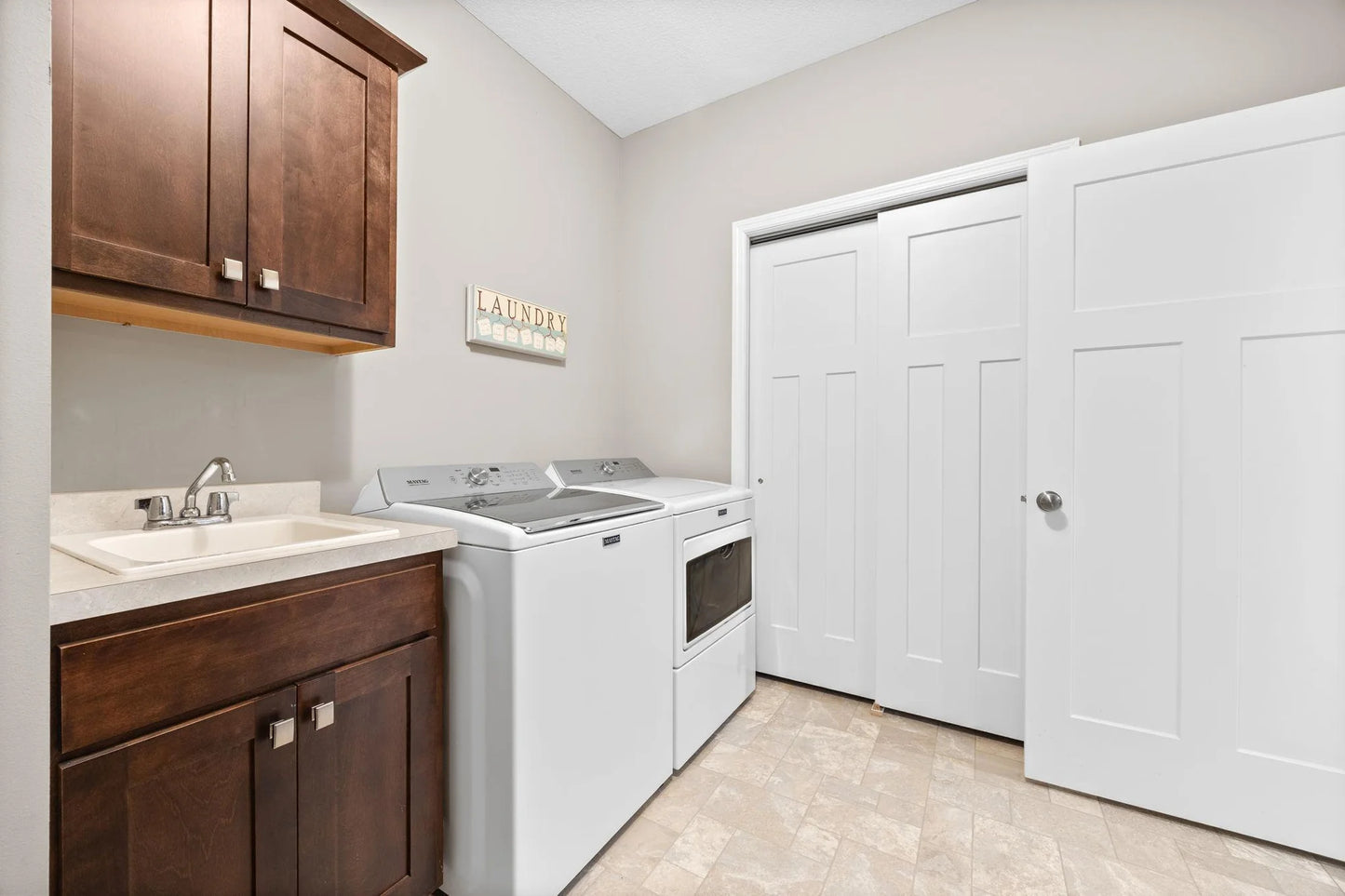 1045 Roselyn Drive, Victoria, MN 55386