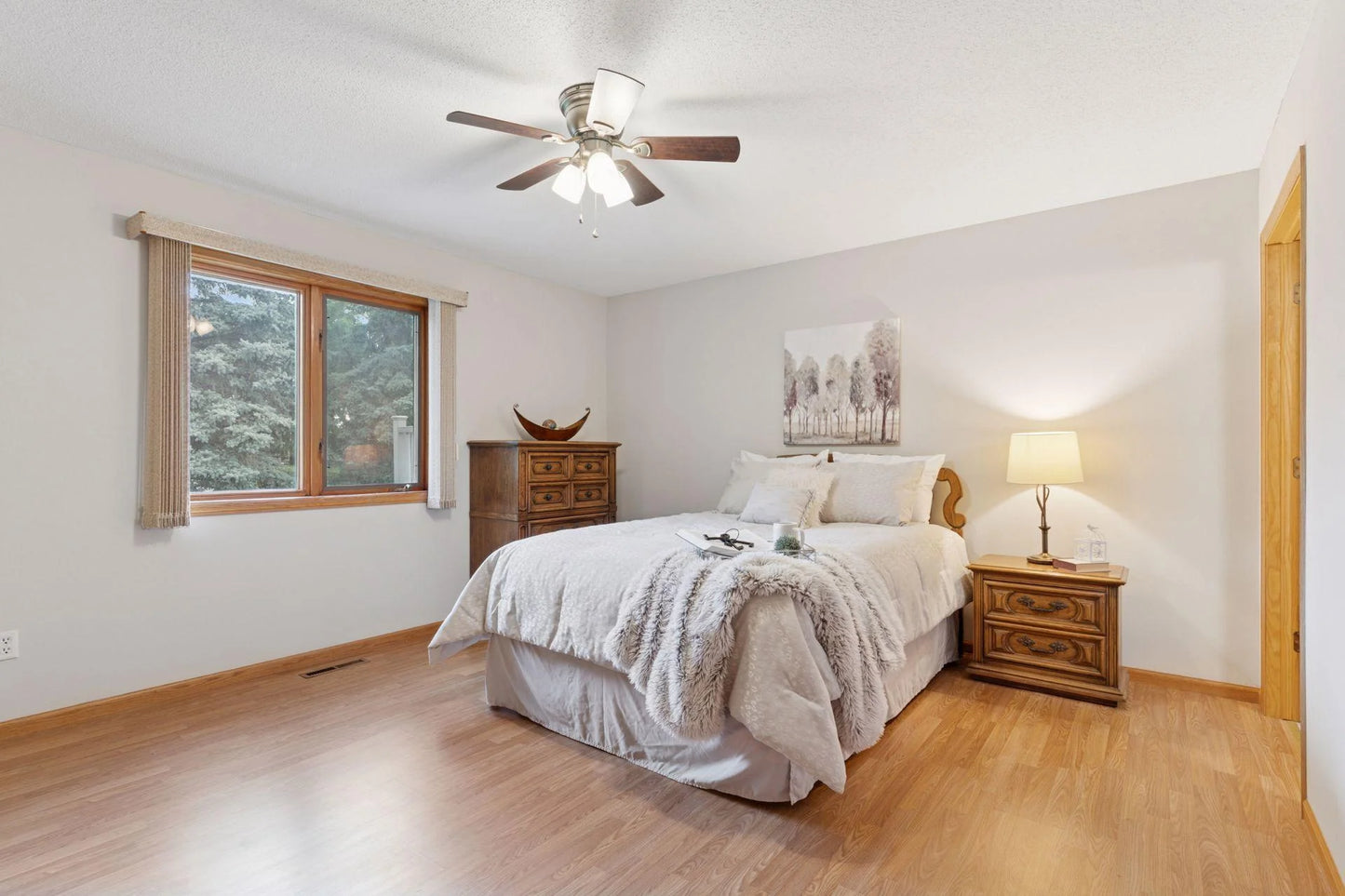 502 Deer Ridge Lane, Maplewood, MN 55119