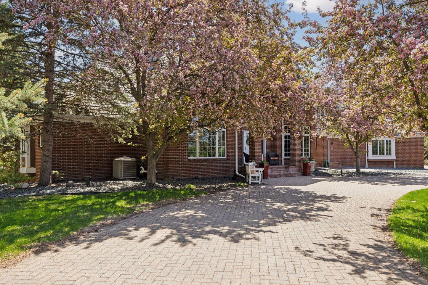10 Apple Orchard Court, Dellwood, MN 55110