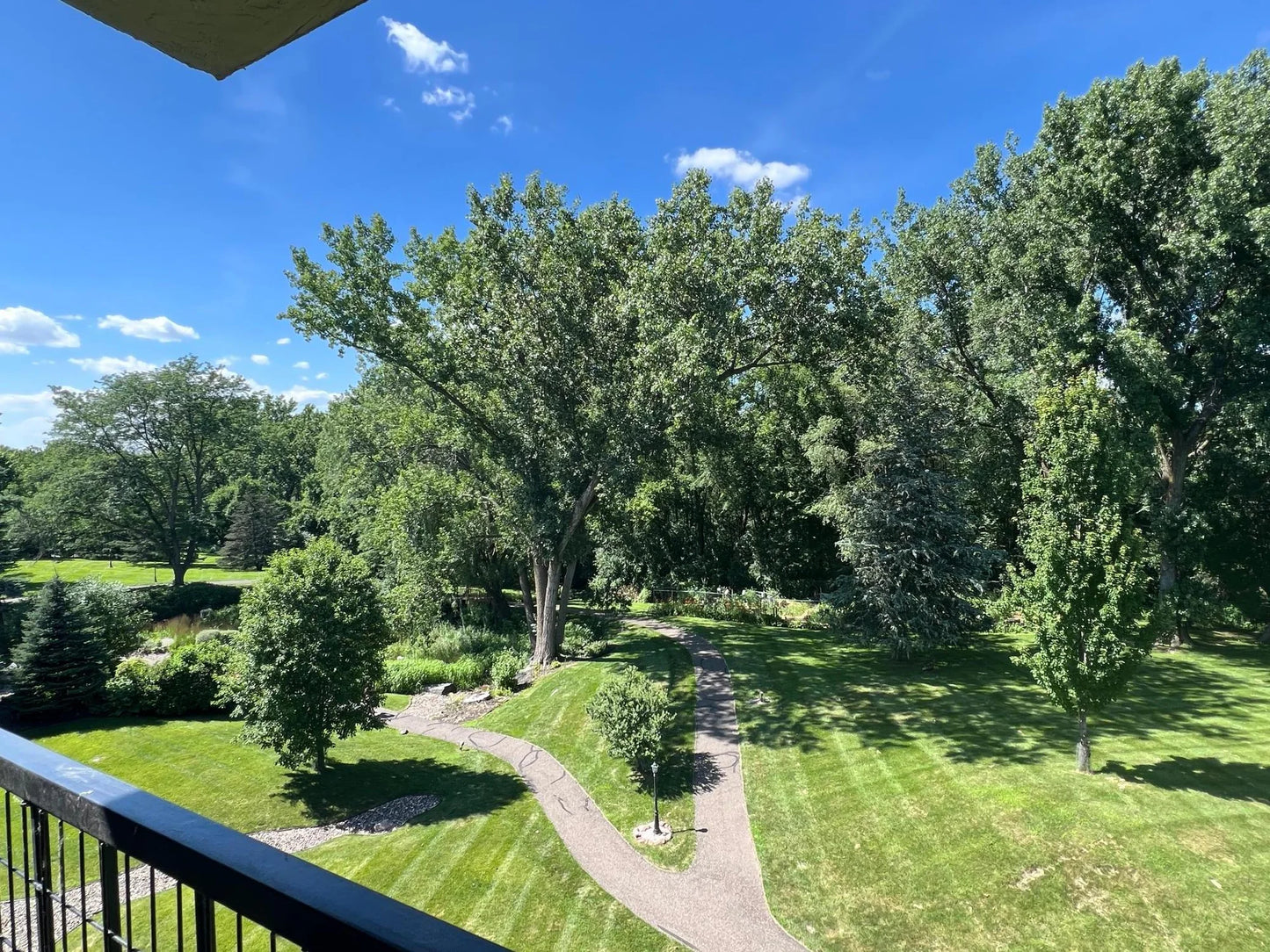 2485 Londin Lane, Maplewood, MN 55119