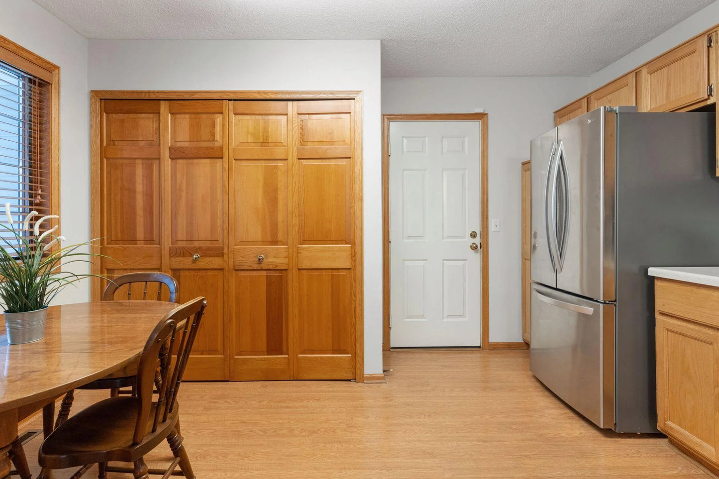 502 Deer Ridge Lane, Maplewood, MN 55119