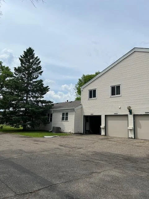 4918 Grenwich Trail, Oakdale, MN 55128