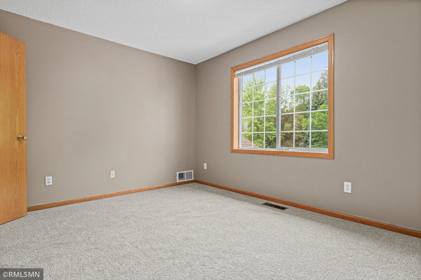 4923 Grenwich Place, Oakdale, MN 55128