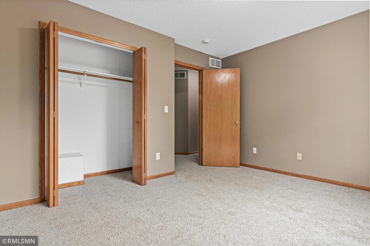 4923 Grenwich Place, Oakdale, MN 55128