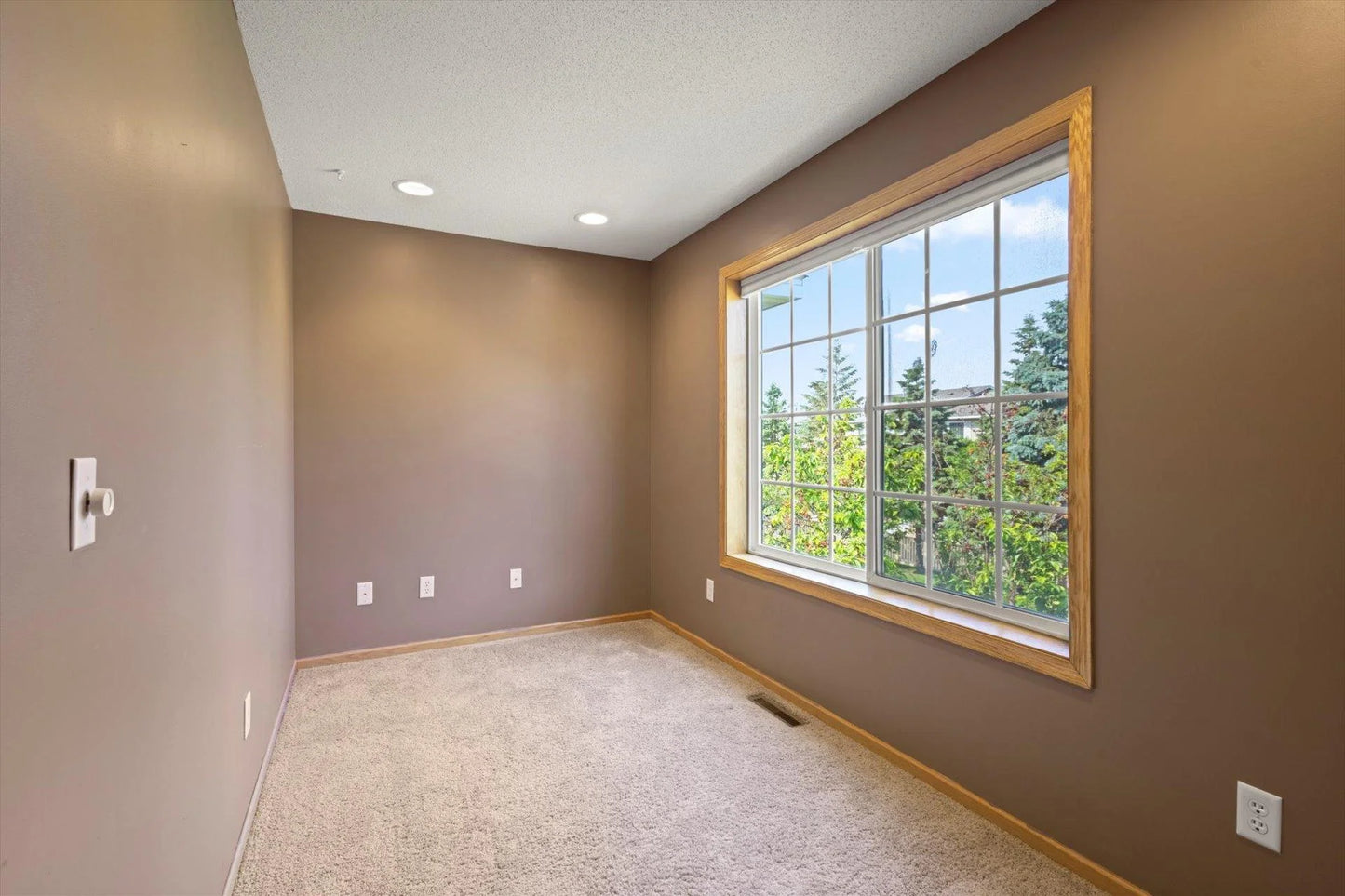 1663 County Road D , Maplewood, MN 55109