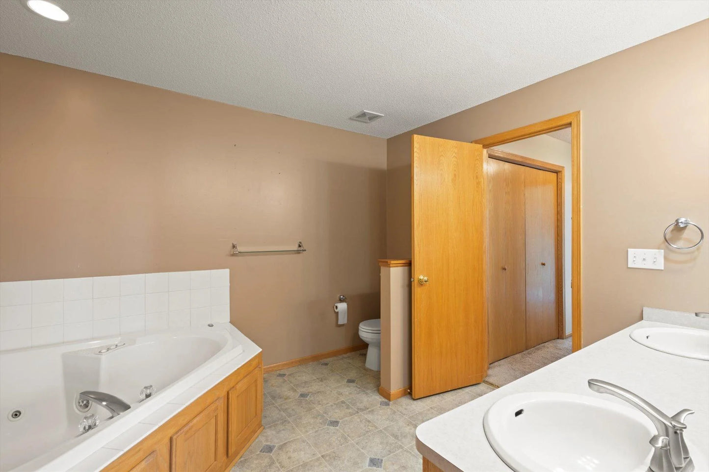 1663 County Road D , Maplewood, MN 55109