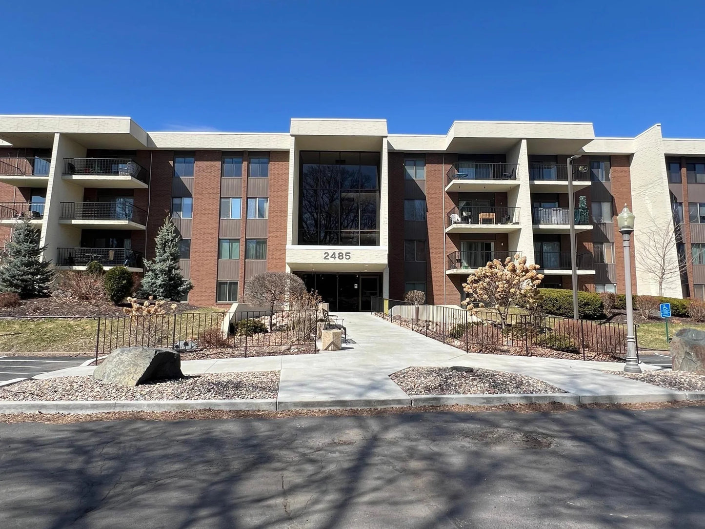 2485 Londin Lane, Maplewood, MN 55119