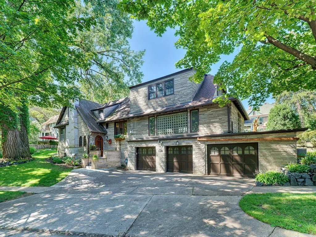 15 Benhill Road, Saint Paul, MN 55105