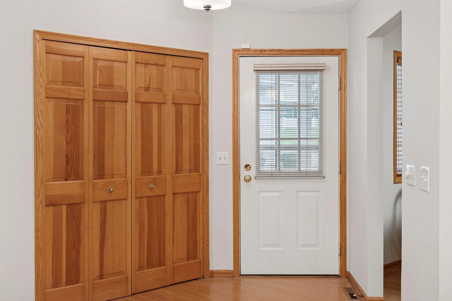 502 Deer Ridge Lane, Maplewood, MN 55119