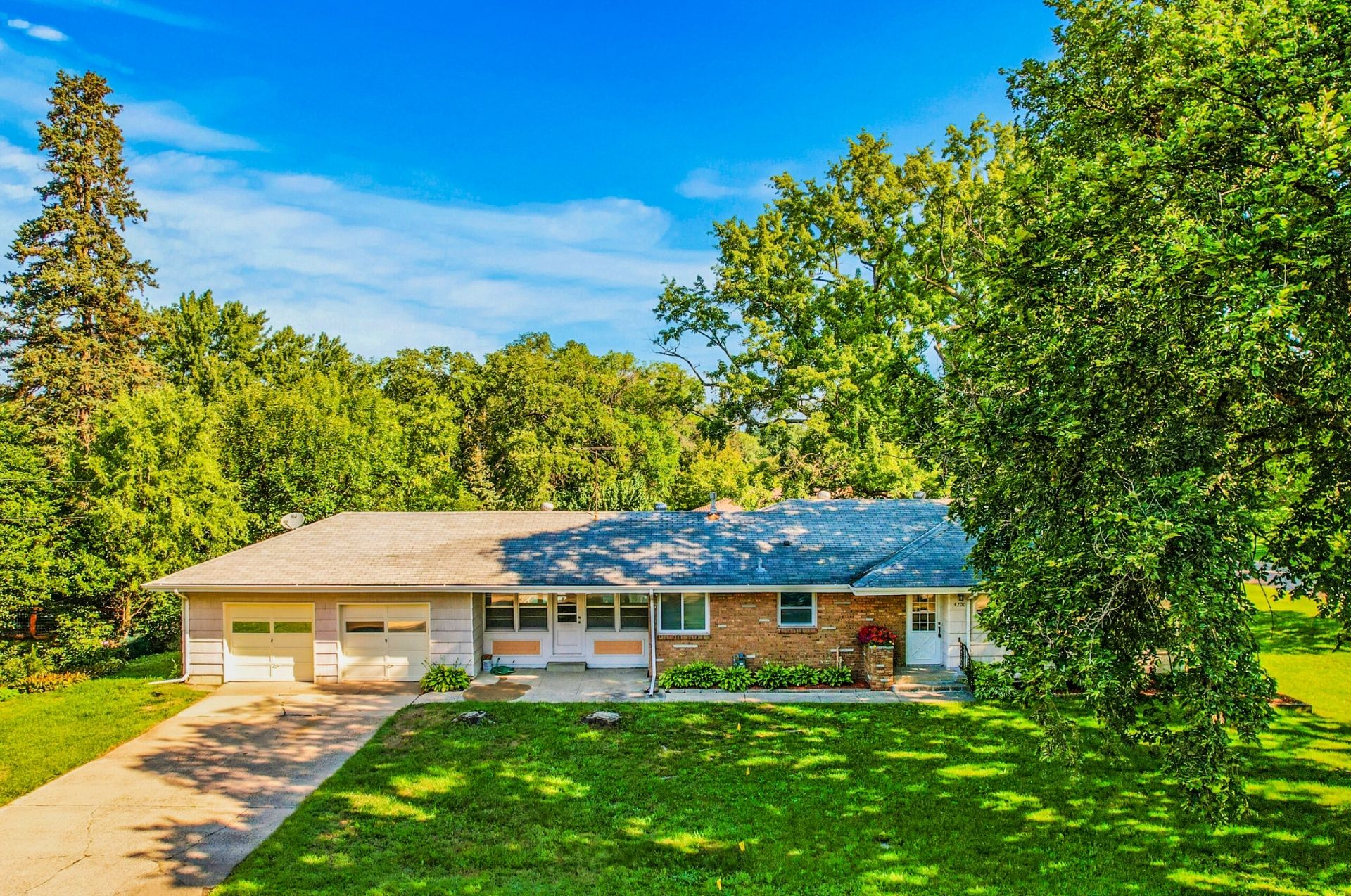 $525,000 luxury home for sale at 4700 Glenwood Ave, Golden Valley