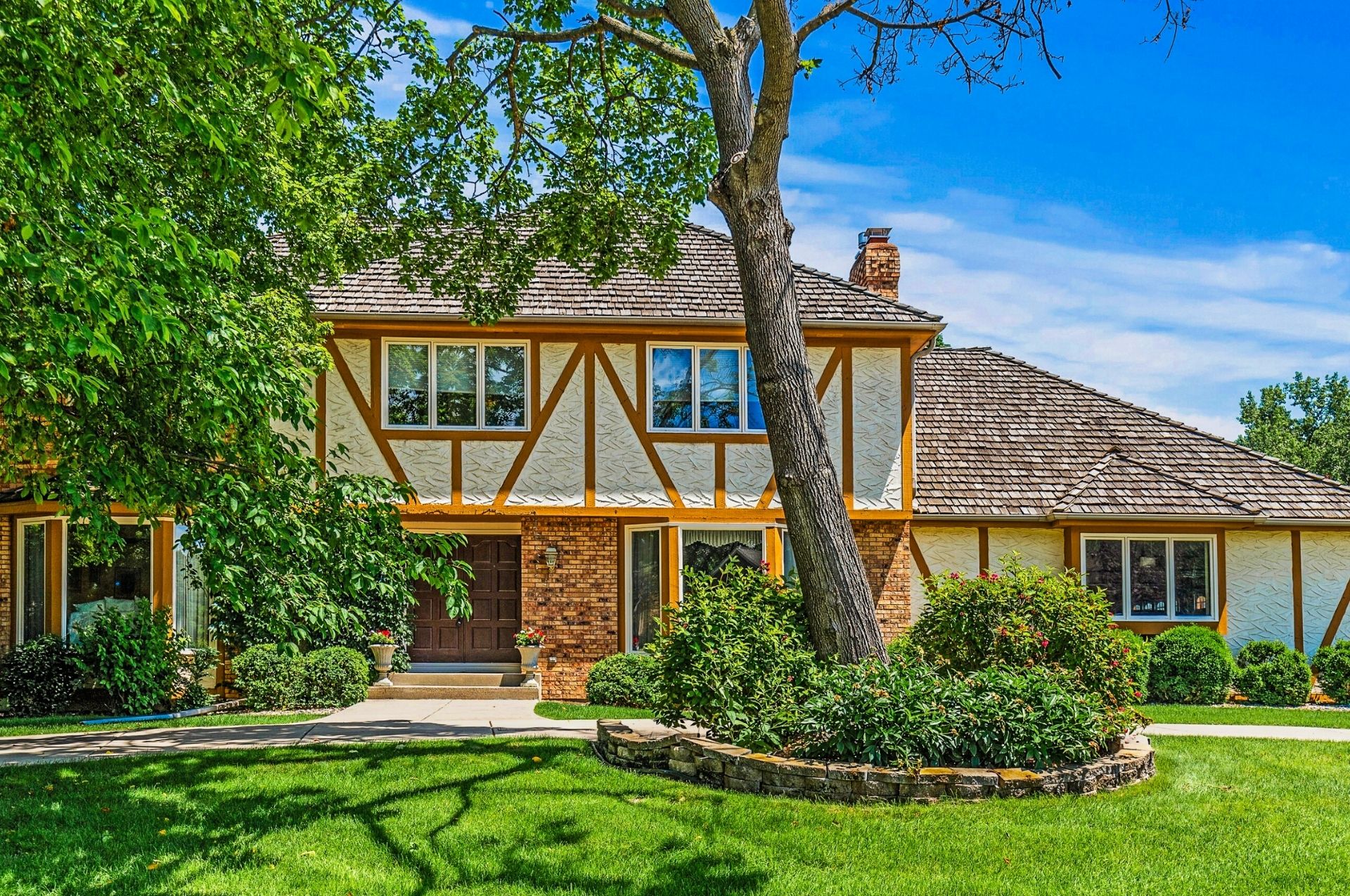 $1,850,000 luxury home for sale at 7419 Hyde Park Dr, Edina