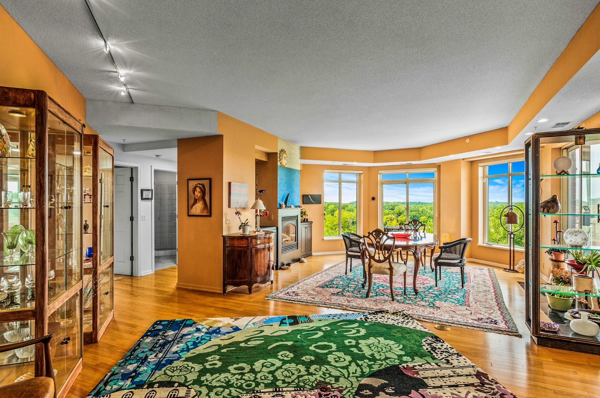 $425,000 luxury home for sale at 8301 Creekside Cir, Bloomington