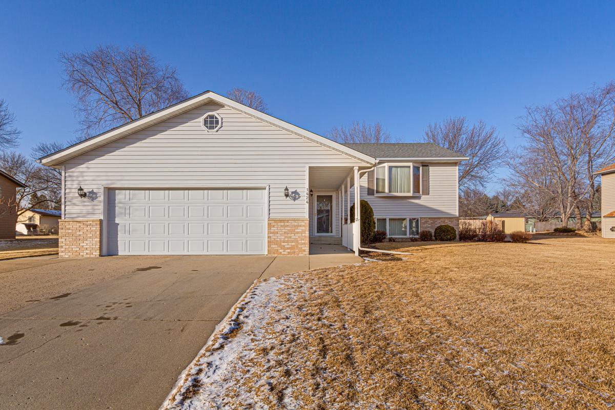 1424 Trailwood Lane, Faribault, MN 55021