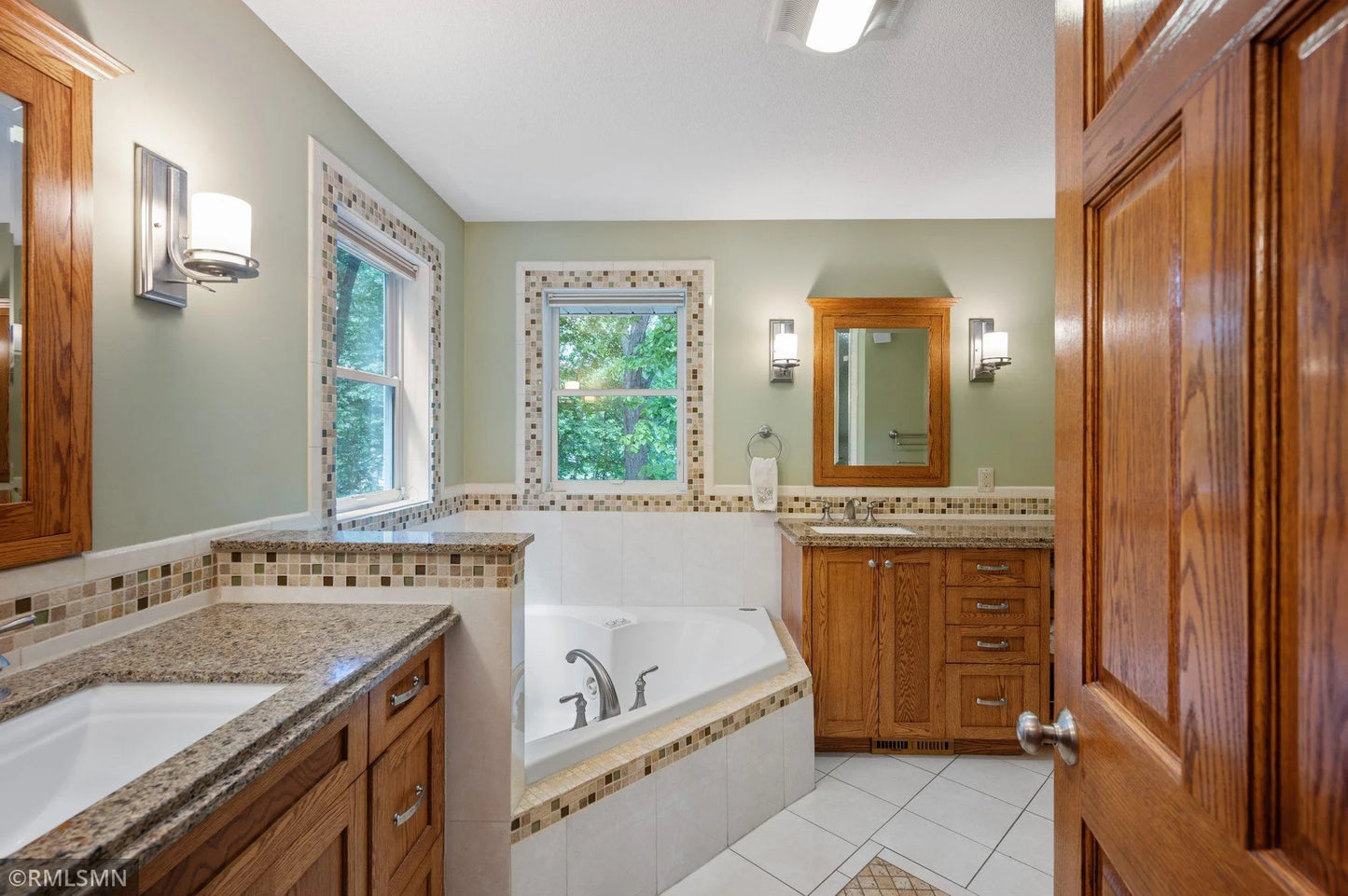 138 Dahlia Street, Mahtomedi, MN 55115