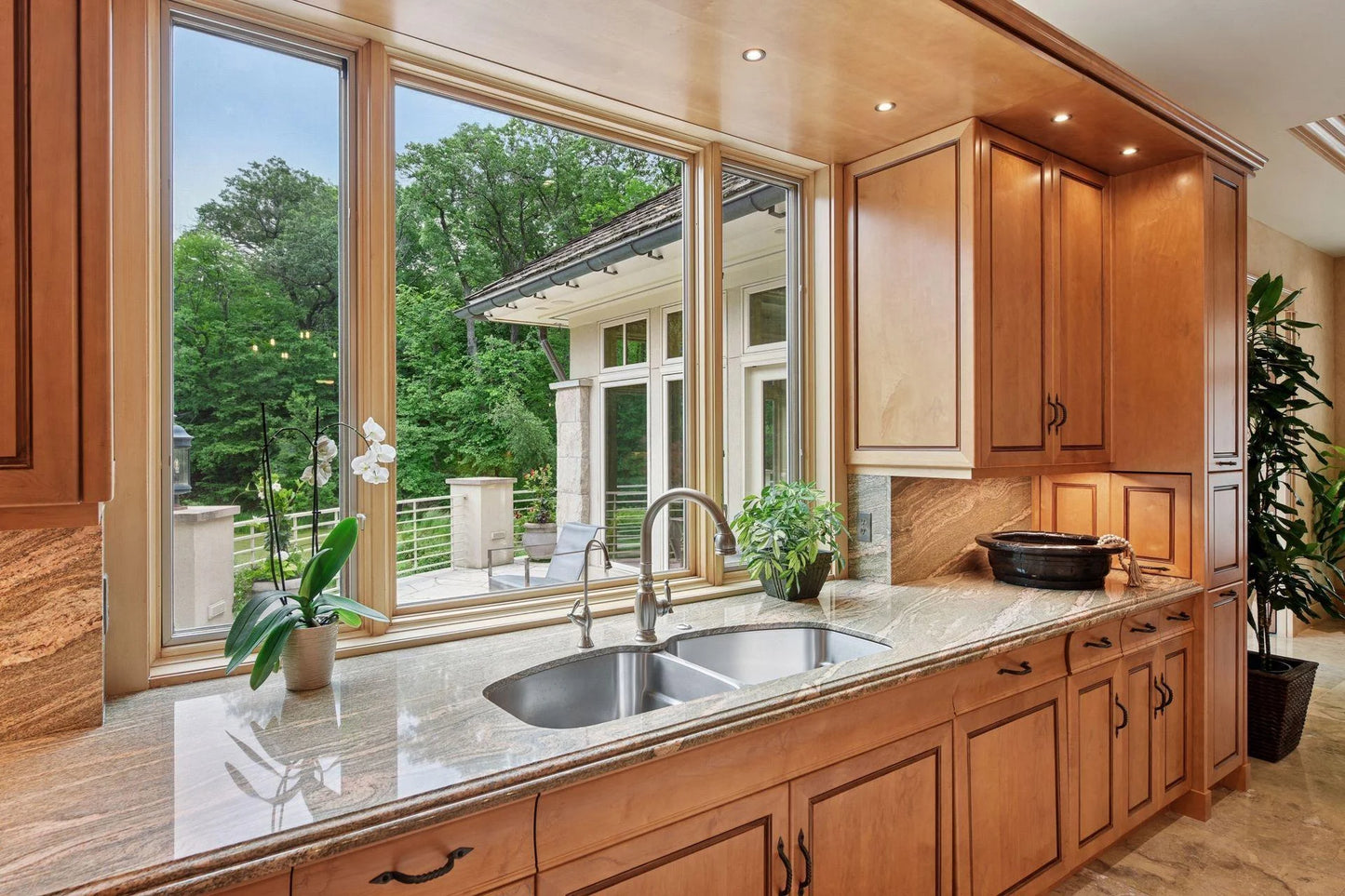 1989 Dwight Lane, Minnetonka, MN 55305