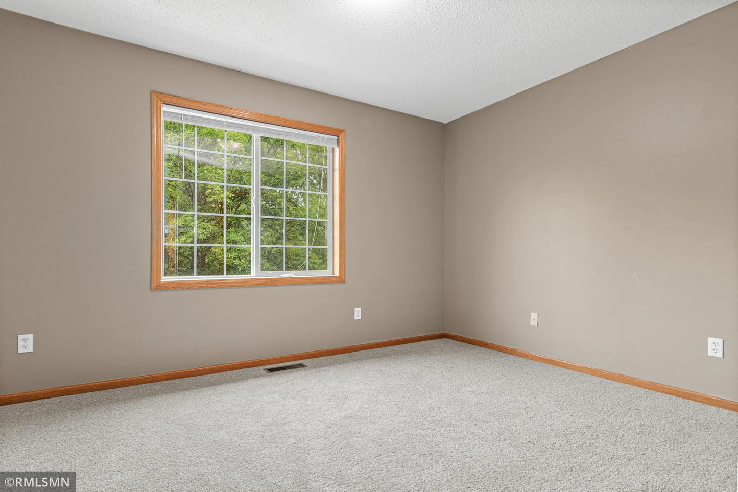 4923 Grenwich Place, Oakdale, MN 55128