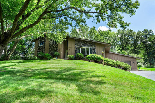 4530 Oak Leaf Drive, Vadnais Heights, MN 55127