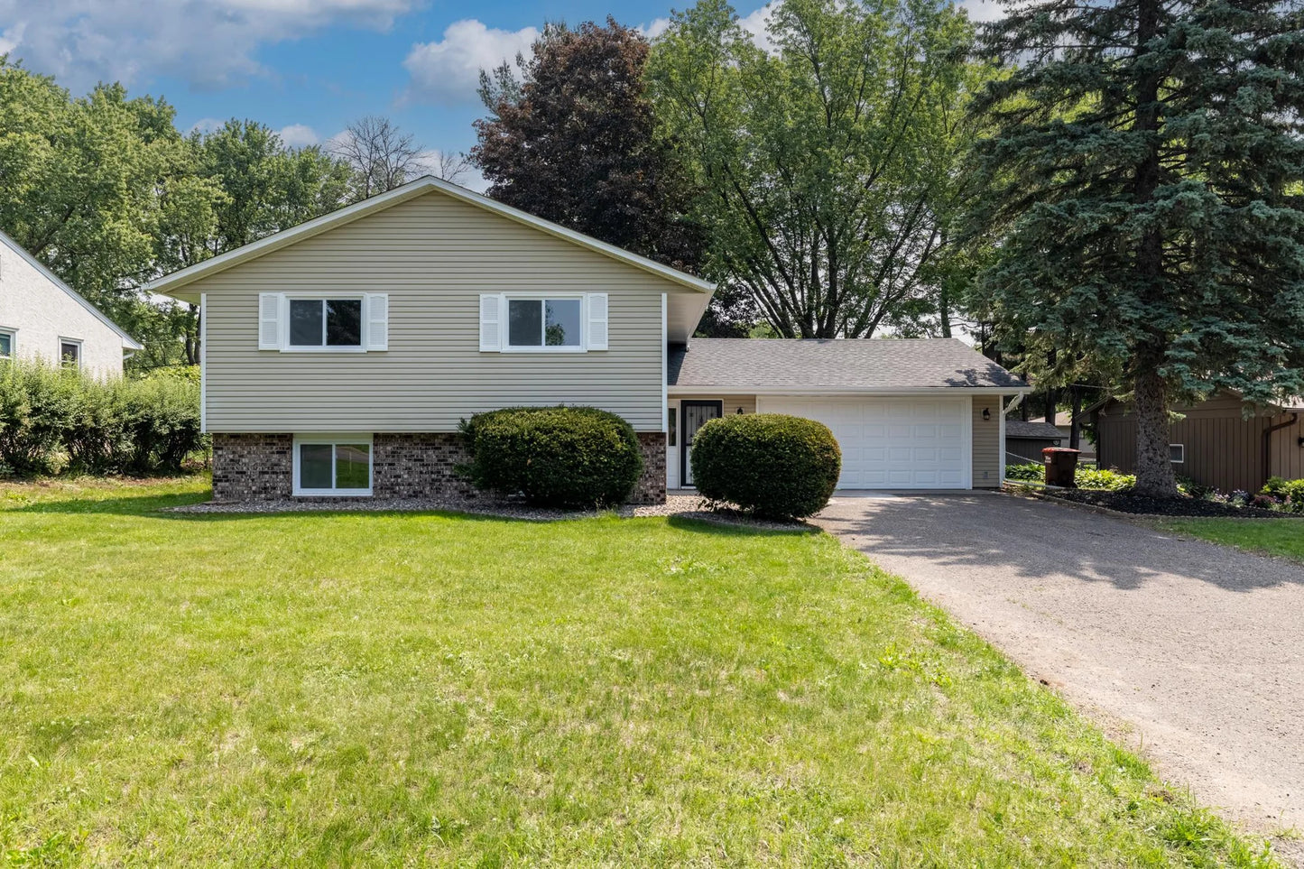 200 Sterling Street, Maplewood, MN 55119