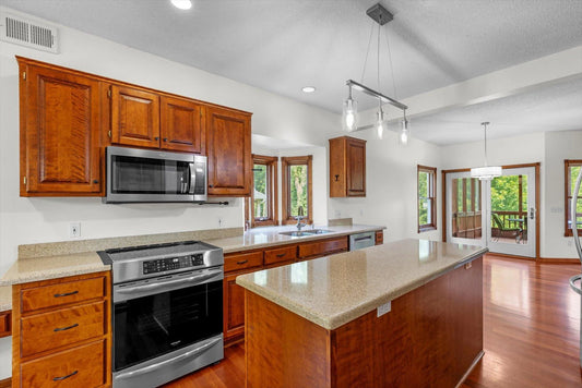 606 Sterling Street, Maplewood, MN 55119