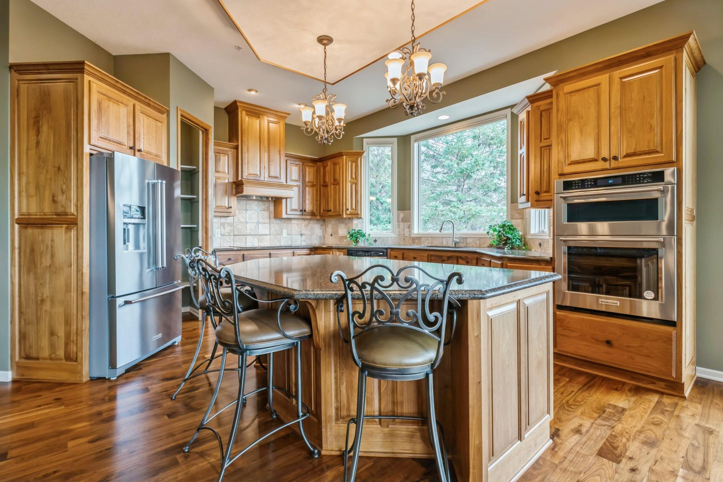 10016 Indigo Drive, Eden Prairie, MN 55347