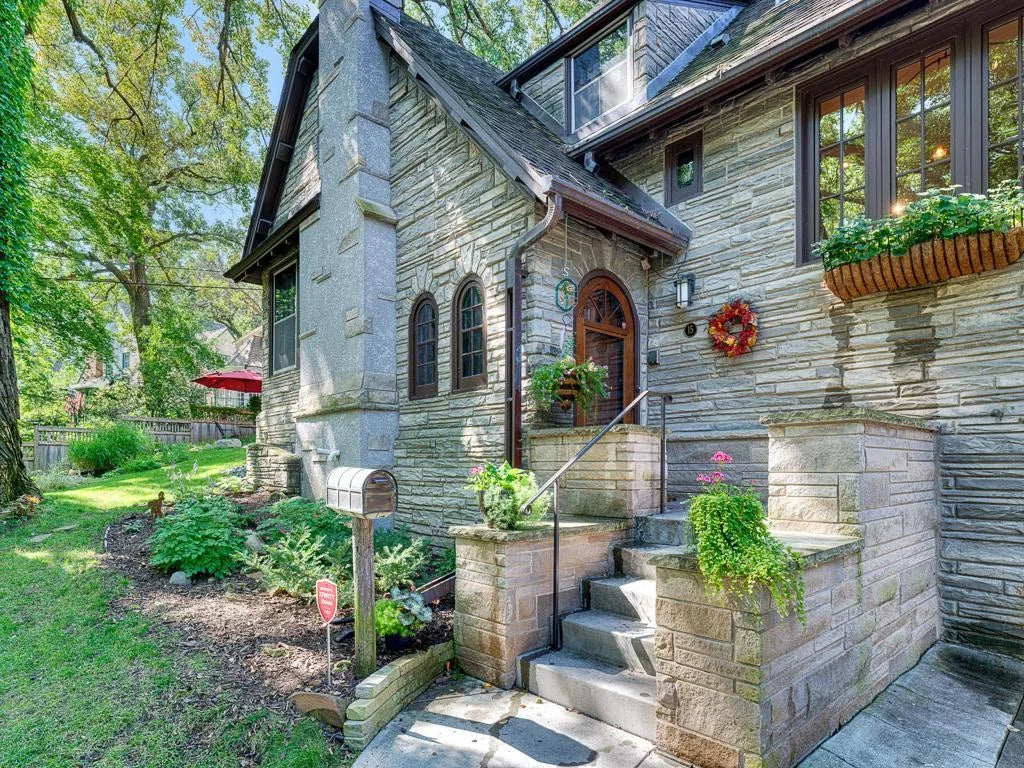 15 Benhill Road, Saint Paul, MN 55105