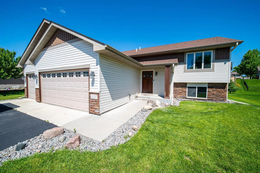 426 Creek Avenue , Delano, MN 55328