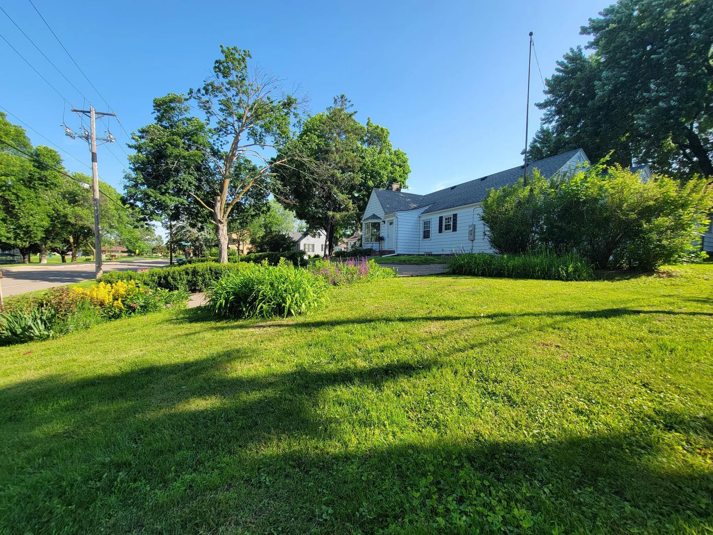 4240 Lake Road Avenue, Robbinsdale, MN 55422