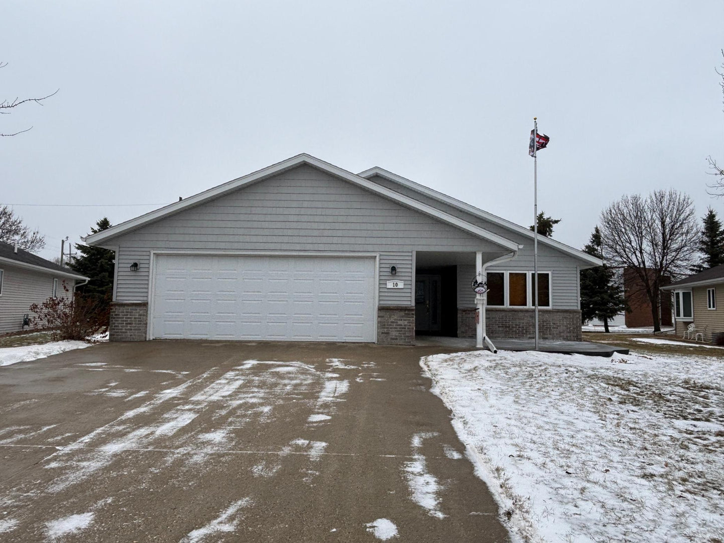 10 Townhouse Road, Morris, MN 56267