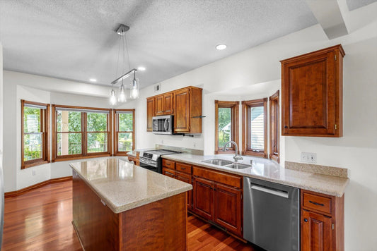 606 Sterling Street, Maplewood, MN 55119