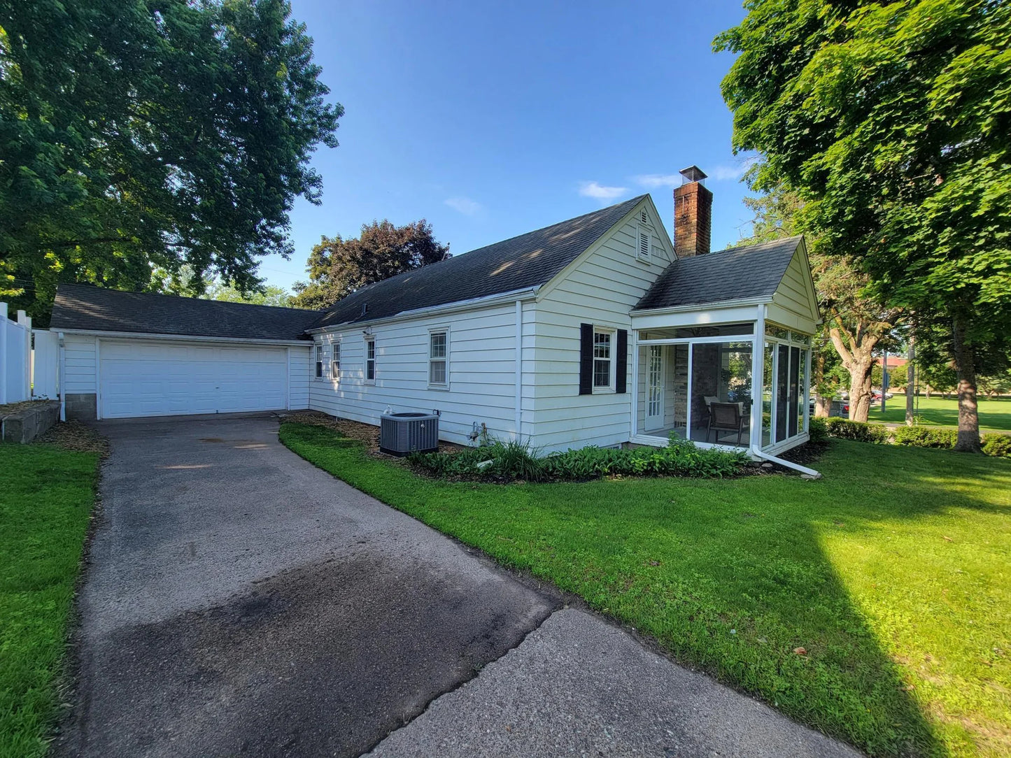 4240 Lake Road Avenue, Robbinsdale, MN 55422