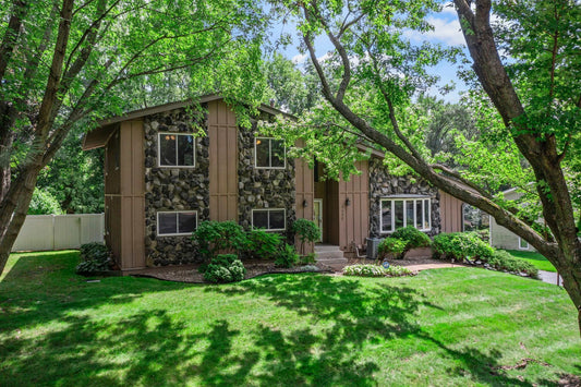 4530 Oak Leaf Drive, Vadnais Heights, MN 55127