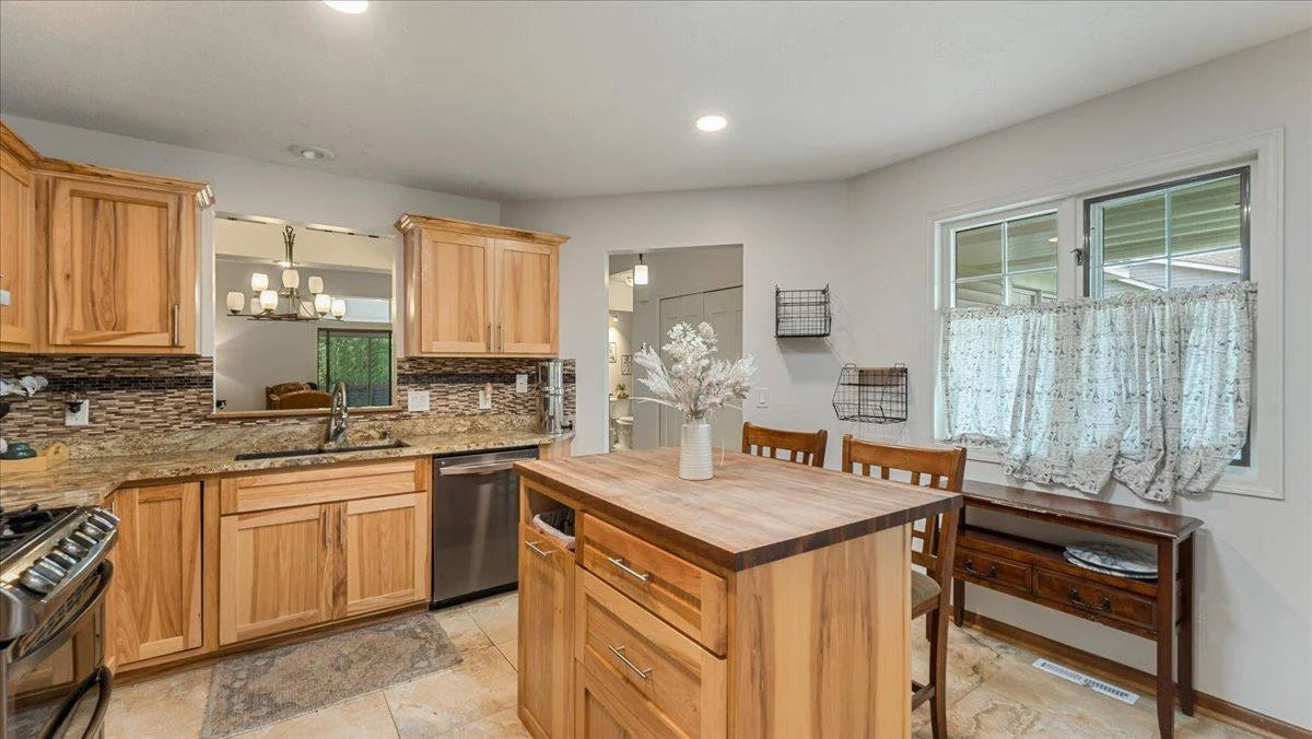 539 Deer Ridge Lane, Maplewood, MN 55119