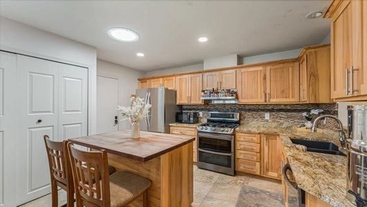 539 Deer Ridge Lane, Maplewood, MN 55119