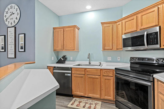 422 Hickory Lane, Oakdale, MN 55128