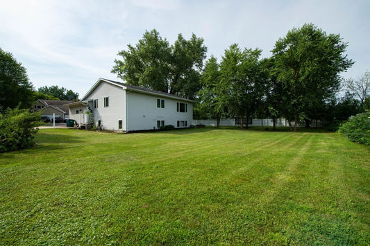 5910 Pineview Lane, Plymouth, MN 55442