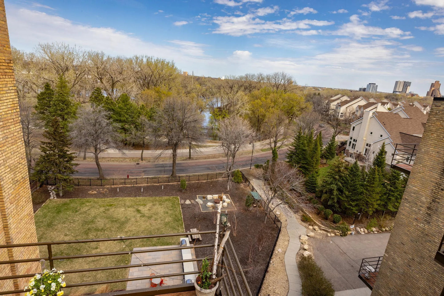 702 1st Street, Minneapolis, MN 55401