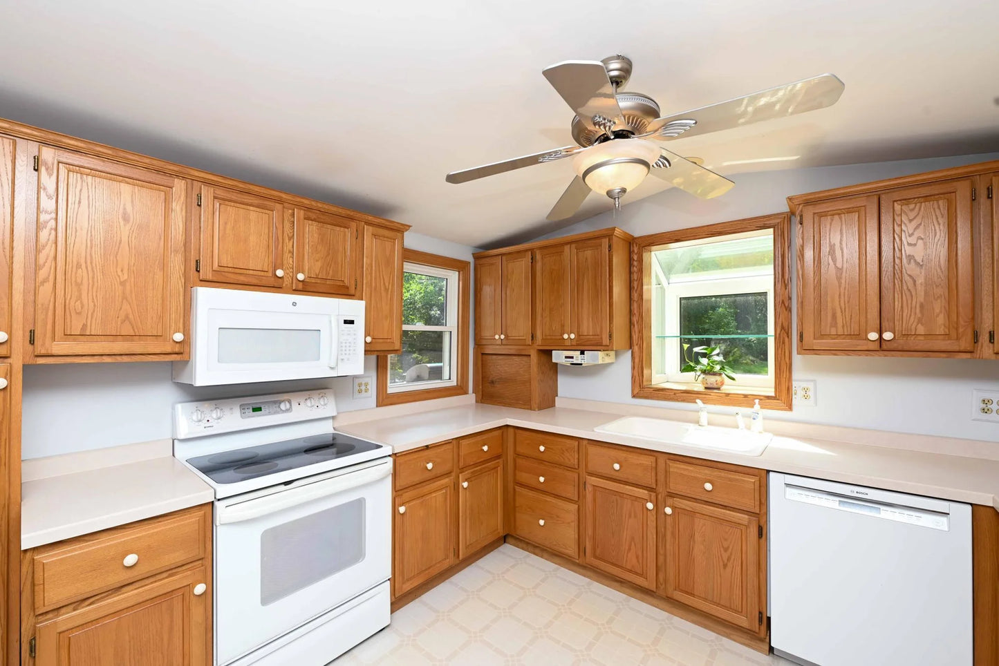 4760 Vine Hill Road, Deephaven, MN 55331