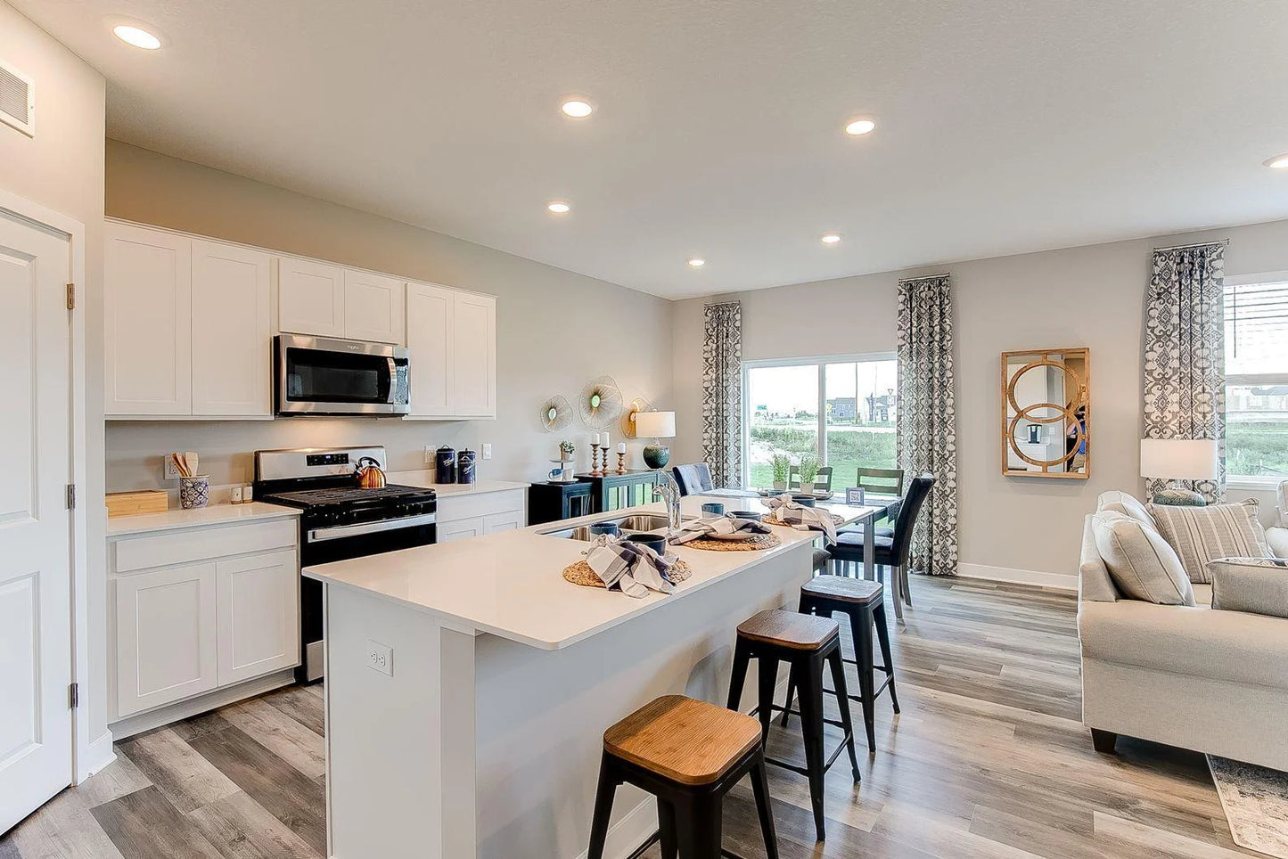 1684 Oak Creek Pass, Chaska, MN 55318