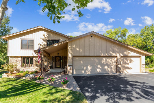 9818 Squire Lane, Eden Prairie, MN 55347