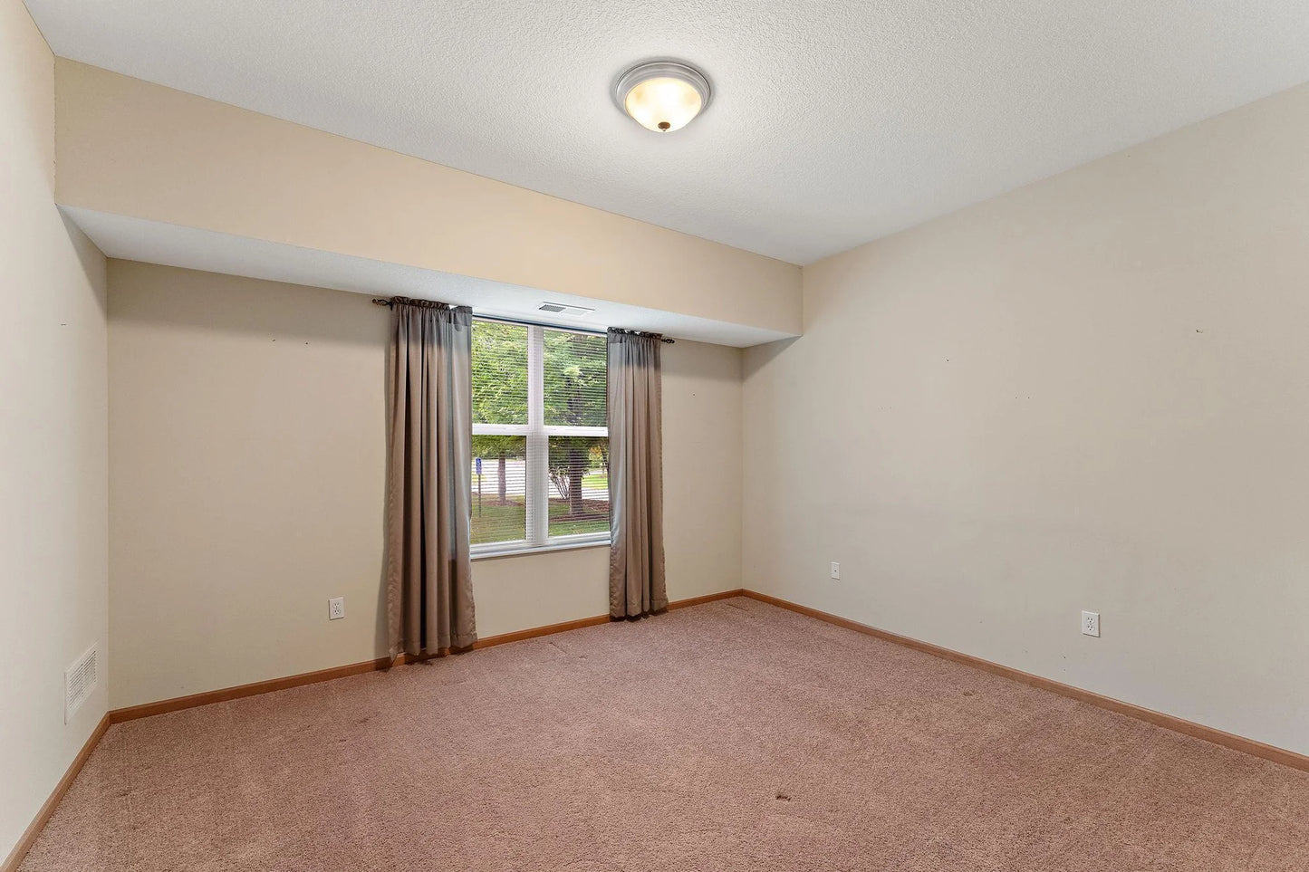 601 LeVander Way, South Saint Paul, MN 55075