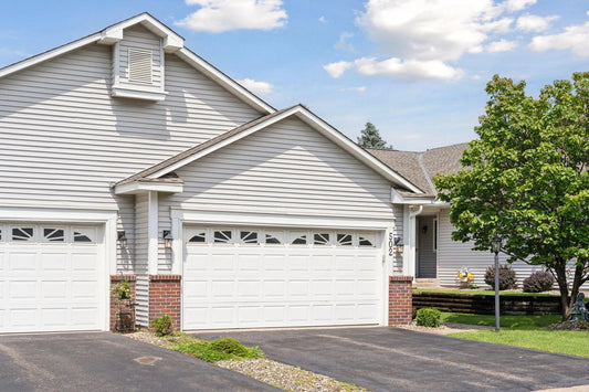 502 Deer Ridge Lane, Maplewood, MN 55119
