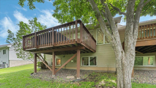 539 Deer Ridge Lane, Maplewood, MN 55119